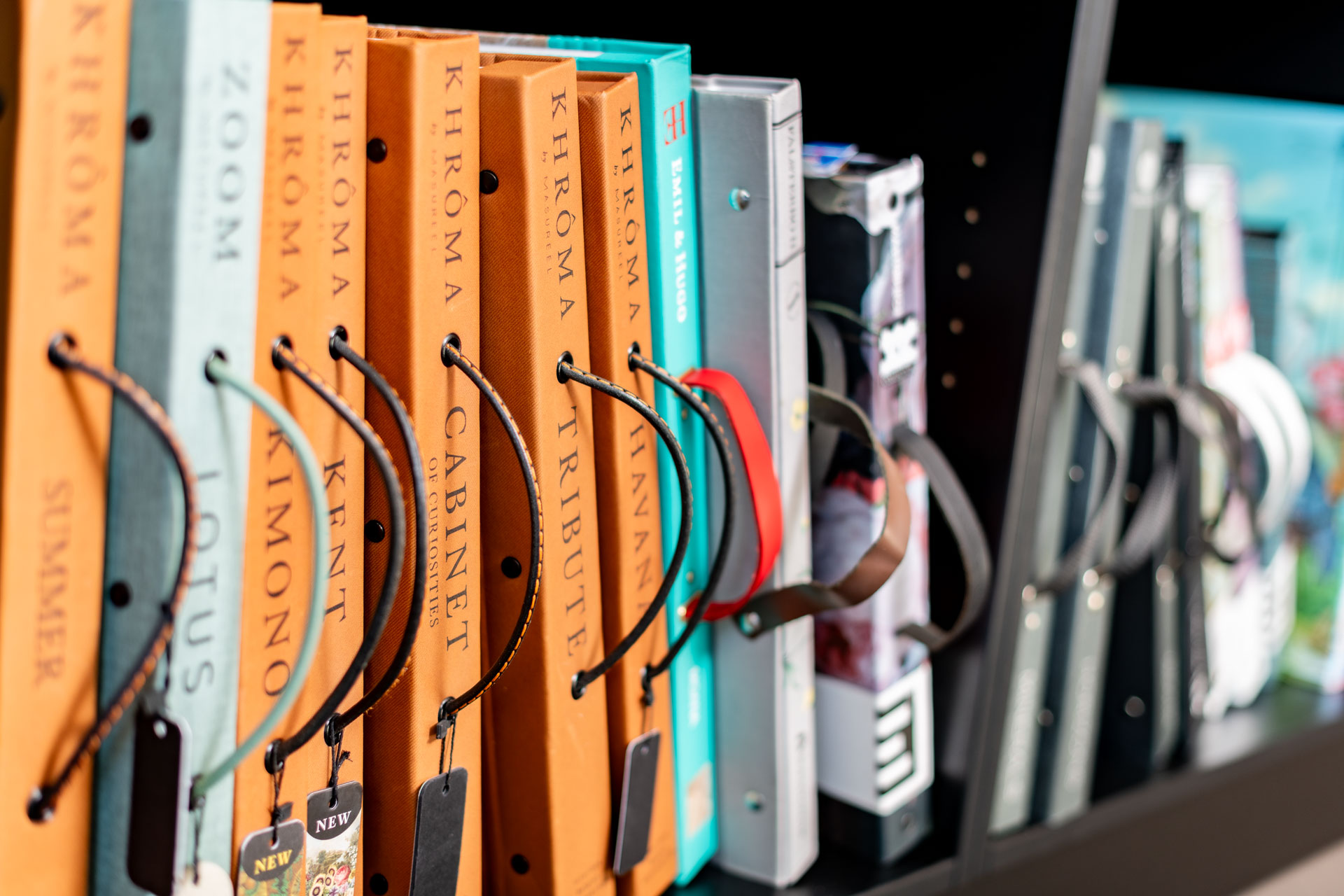 Verschiedene Musterbücher im Regal